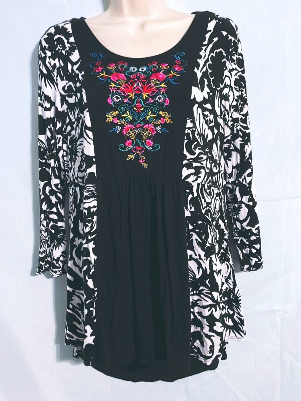 Westbound Cute Embroidered Top Size M